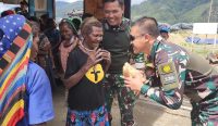 Euforia Warga Kampung Holomama, Dijamu Makan Bapak Tentara Sepulang Ibadah di Gereja. (Foto: Pen Yonif PR 330/TD untuk IDNtribune.com)