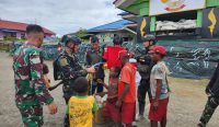 Students of Intan Jaya Felt Happy Receiving Door Prizes from Tri Dharma Personnel after School Hours.