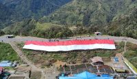 330/Tri Dharma Task Force Personnel Raises Giant Red and White Flag in the Middle of Separatist Headquarters.