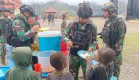 Residents of Intan Jaya were Happy and Cheerful as they Played and Ate with the Tri Dharma Knights.