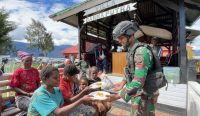 330/Tri Dharma Task Force's Mamba Post Crowded with Intan Jaya Residents.