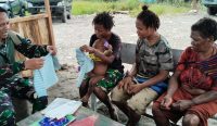 With great care, the Pandawa Health Team handles people who came for treatment at the Kotis Post in the Kenyam District, Nduga Regency, Papua Highland Province. Wednesday, (30/08/2023)..